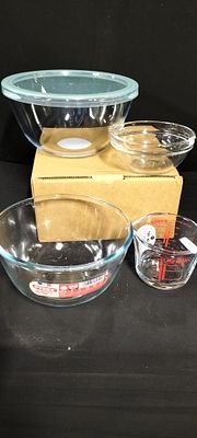 A Collection of Four Pyrex and ProCook Glass Kitchenware Items. A Collection of 4 clear glass 