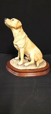 Margaret Turner Border Arts Labrador Figurine 1994. A single cream/yellow Labrador dog figurine 