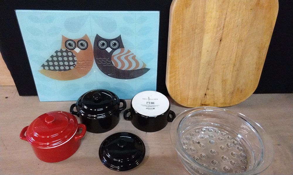 Lot 279: 6x Kitchenware Items, 3x Hell's Kitchen black stoneware oven dishes. Glass Oven Dish,Glass Owl Chopping Board, and a Solid Wood Chopping Block