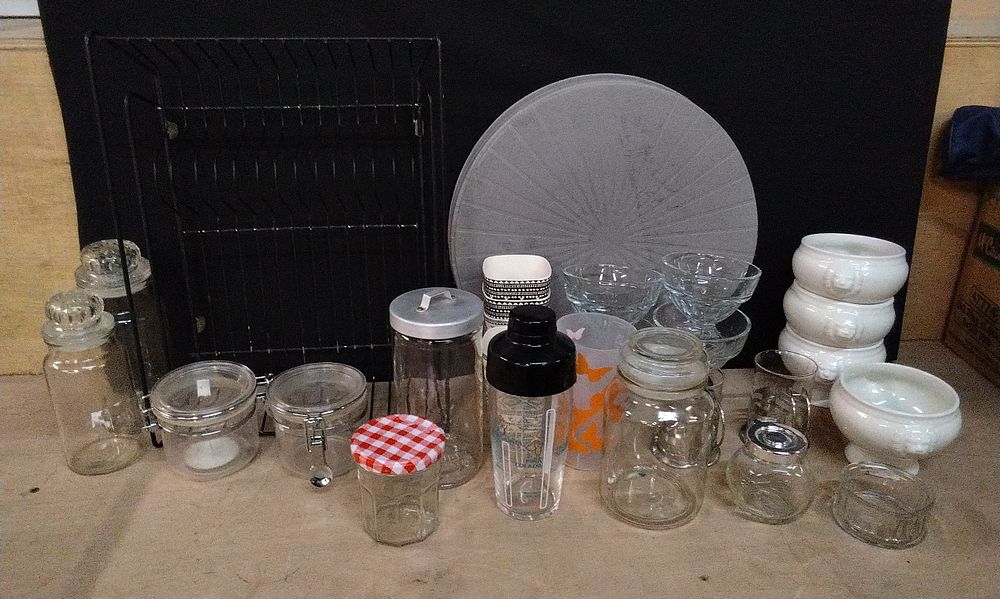 Lot 297: Selection of Various desert Dishes, Beakers, Storage Jars, Dish Drainer, Place Mats and Other Items