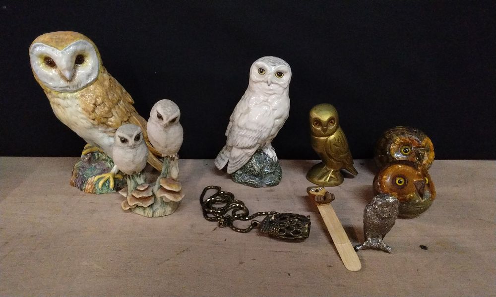 Lot 181: Collection of Owls, Decanter from Royal Doulton, Beswick, made of Various Materials including. Alabaster, Brass,