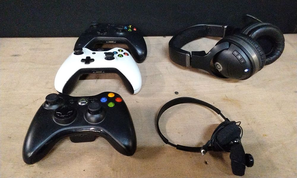Lot 197: Three Xbox Controllers, 1x Xbox 360, 2x Xbox One,Pair of Steelseries Wireless HeadsetGaming