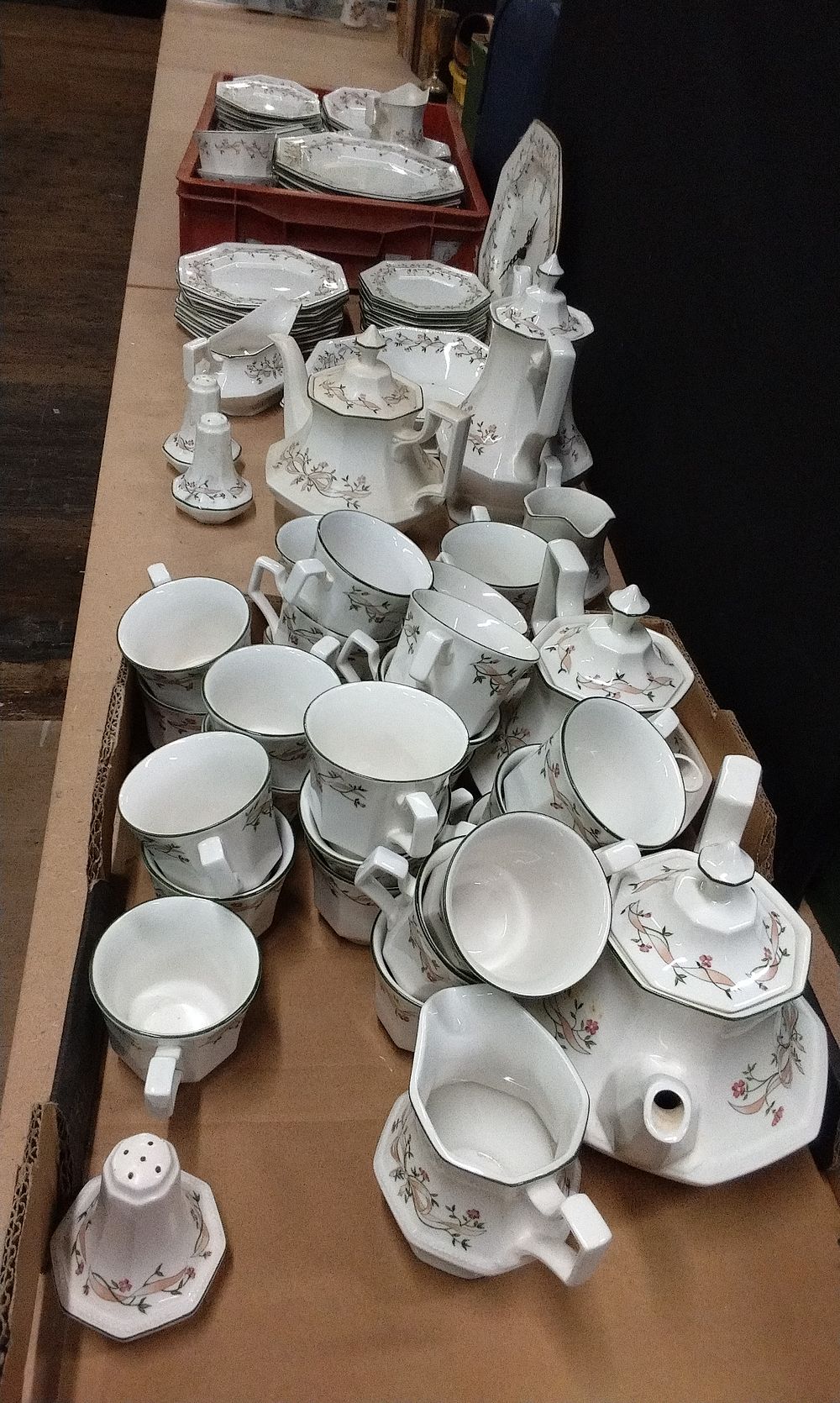 Lot 274: Very Large Collection of Johnson Brothers Eternal Beau pattern Dinner Service and Tea Set. COLLECTION ONLY