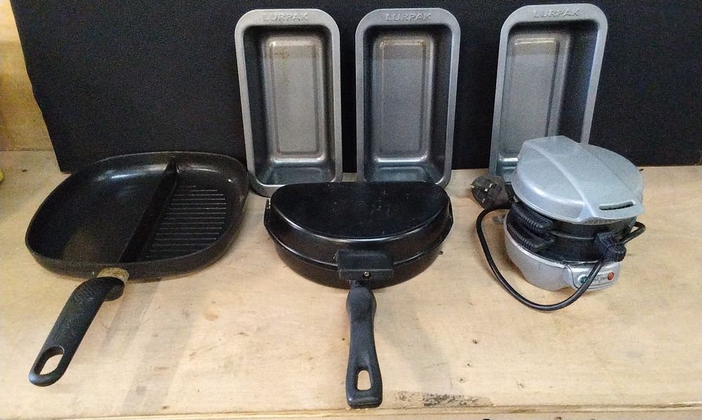 Lot 302: Selection of Mixed Kitchen Items. Including Electric Hamburger Maker, Omelette Pan and egg Poacher, Skillet and 3x Lurpak Loaf Tins
