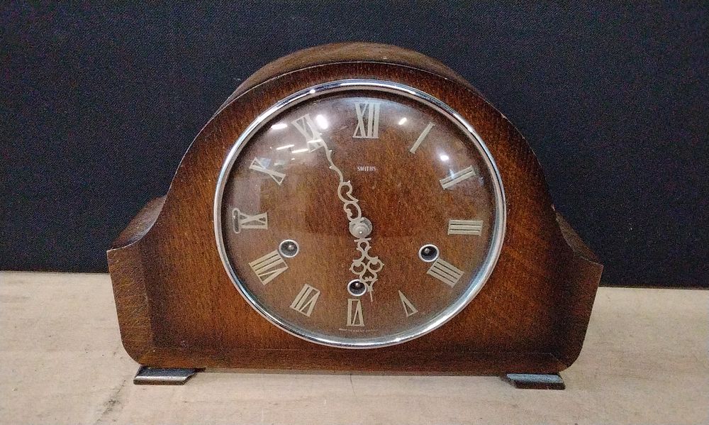 Lot 312: Vintage Wooden Smiths Mantle Clock With Key Wind. No Key