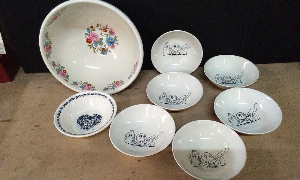 Lot 348: Large Portmerion Bowl Floral Design, Small Portmerion Blue Heart Bowl and 6x 1984 Kellogs Rumble Tums Cereal Bowls