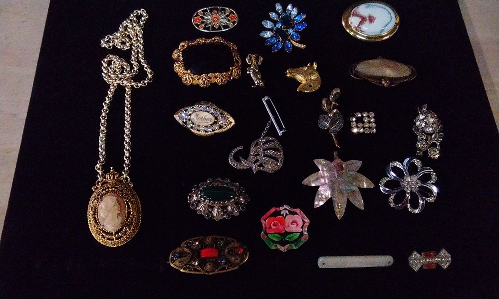 Lot 365: Selection of Various Costume Brooches
