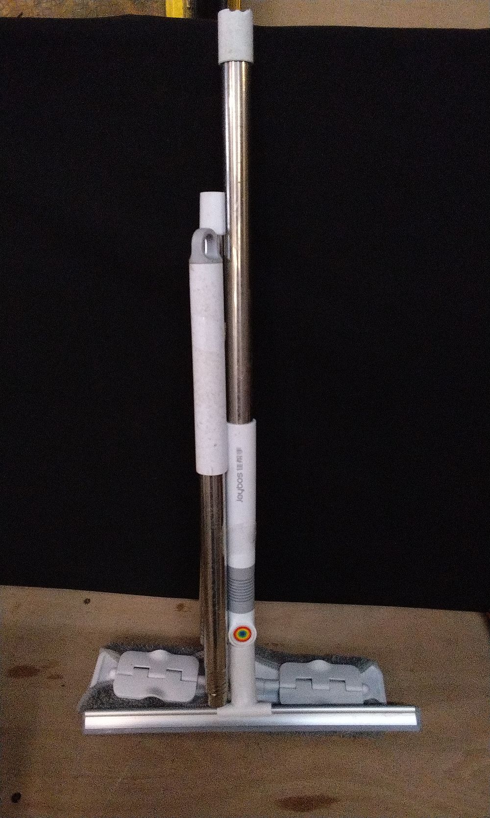 Lot 385: Joybos Extendable Window Cleaner with Microfiber Cloth and Squeegee.