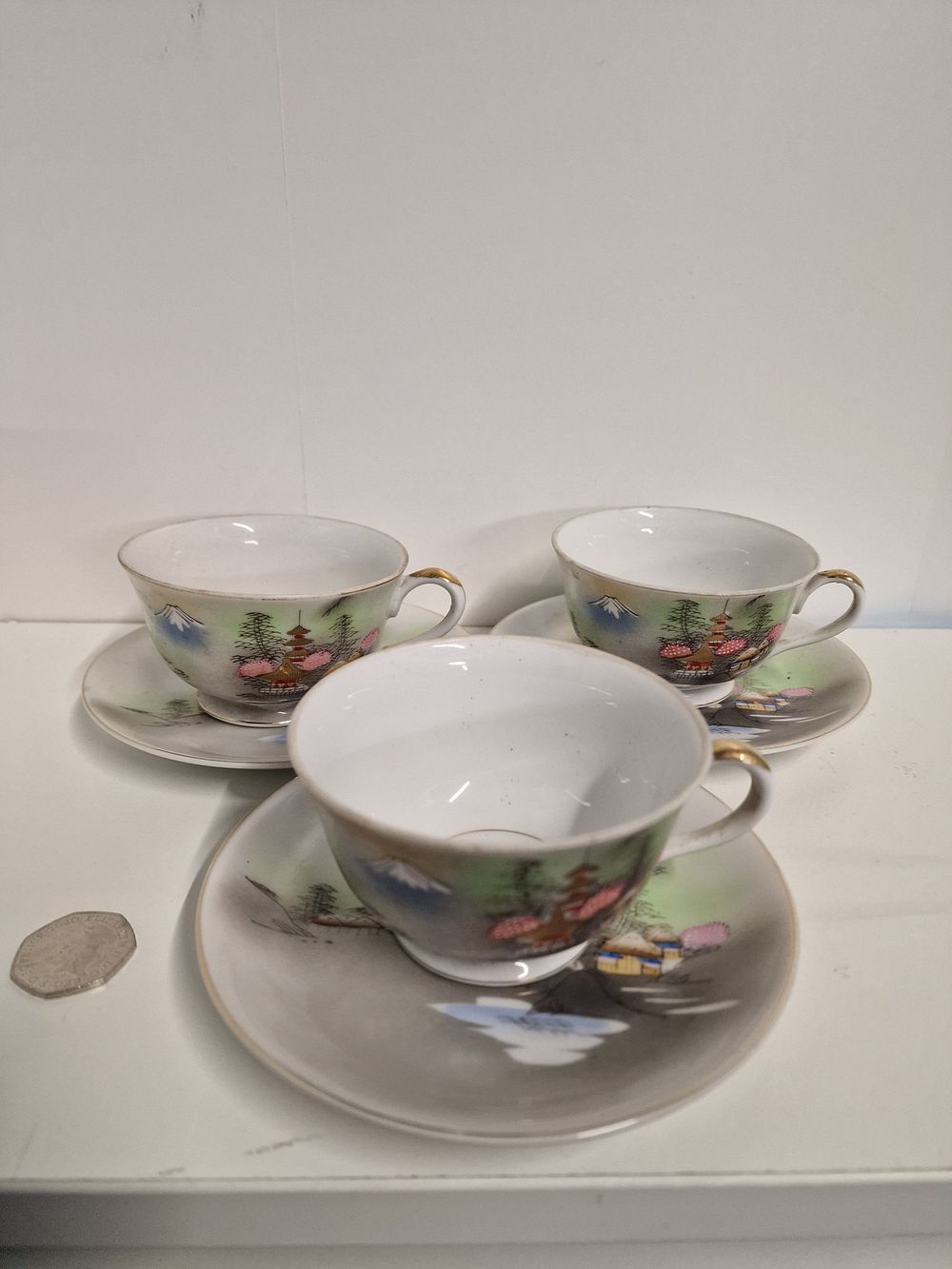 Lot 327: x3 Sunny Kutani Ware Cup and Saucer