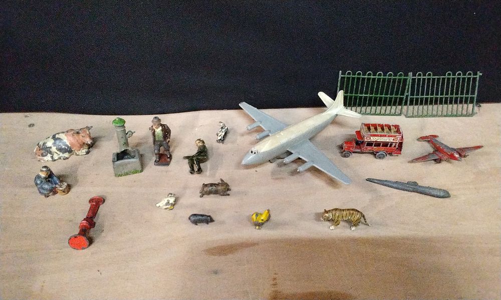 Lot 376: Selection of Mixed Vintage Lead Figures, Animals and Other Items