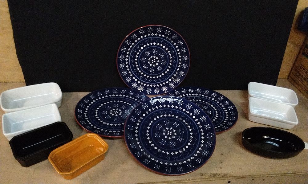 Lot 223: 4 Blue, White and Red Dinner Plates and 7 Small Oven Dishes
