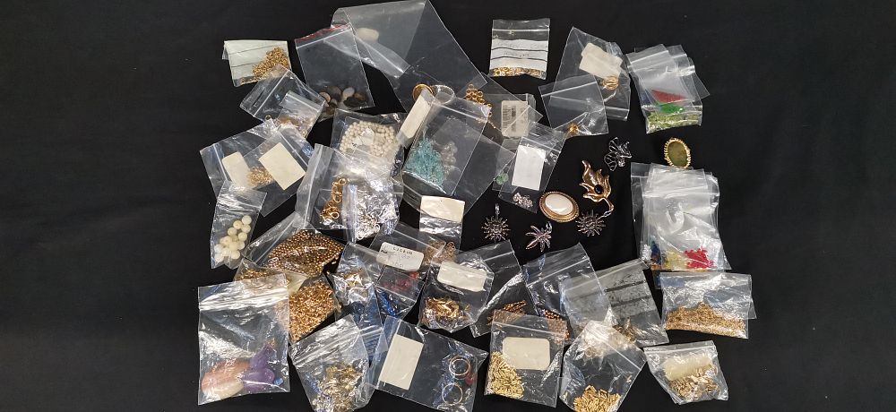 Lot 186: Selection of Jewellery Making Beads, Gates and Findings