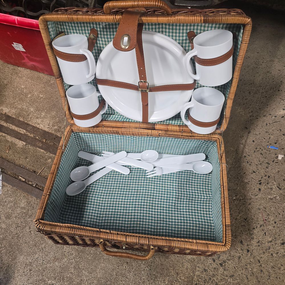 Lot 186: Vintage wicker picnic basket and contents