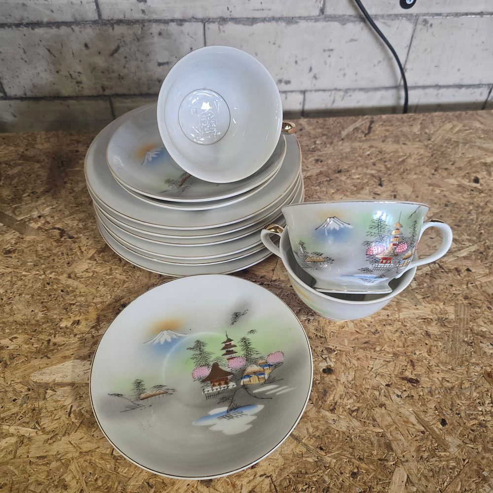 Lot 203: Oriental tea service