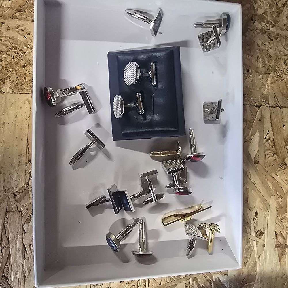 Lot 220: A selection of cuff links