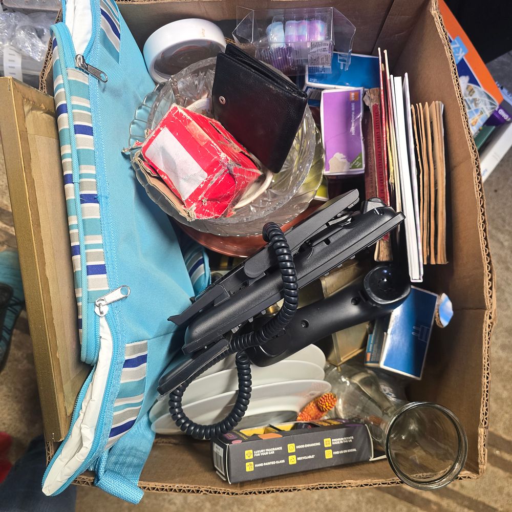 Lot 223: Mixed box of clearance stuff