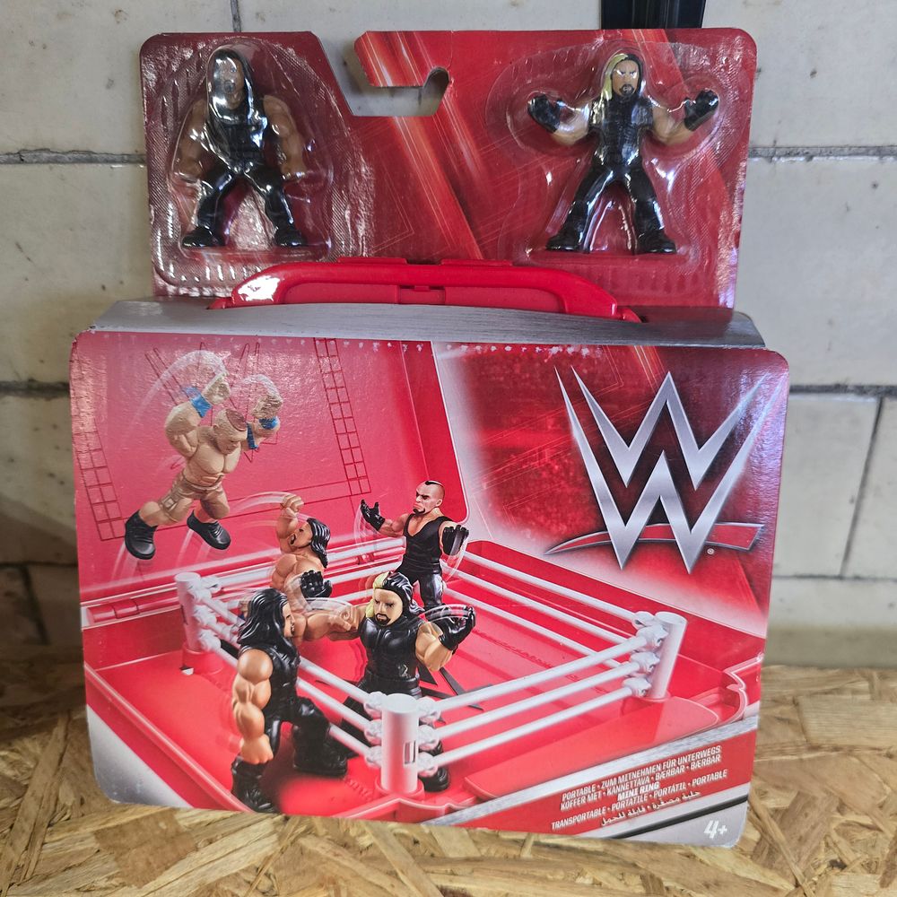 Lot 229: Brand new portable WW mini ring and figures