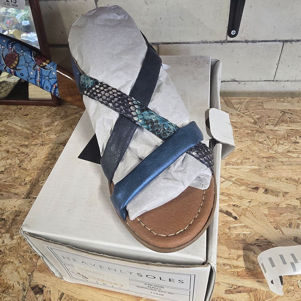 Lot 235: Heavenly soles sandles size 6