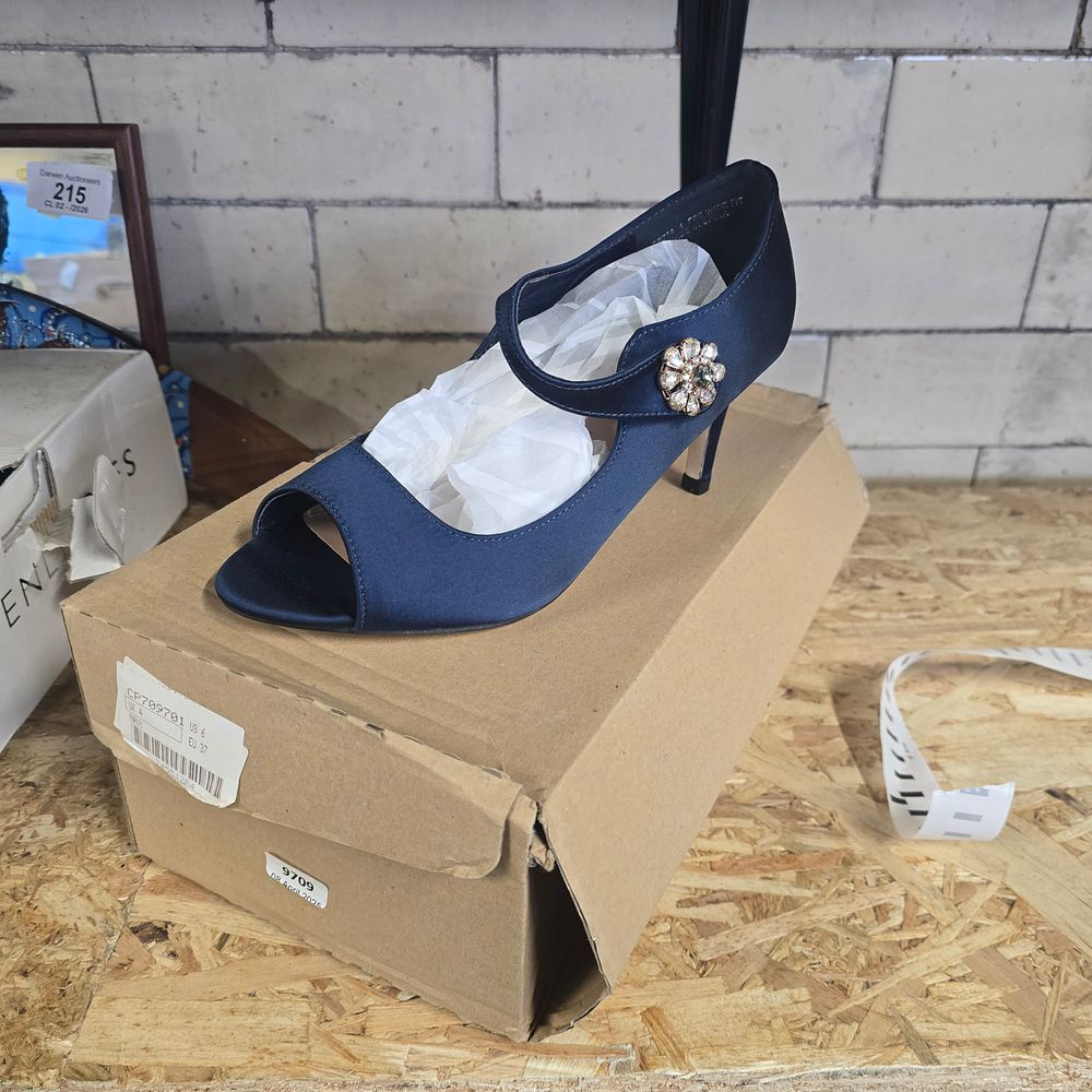 Lot 236: Ladies shoes size 4
