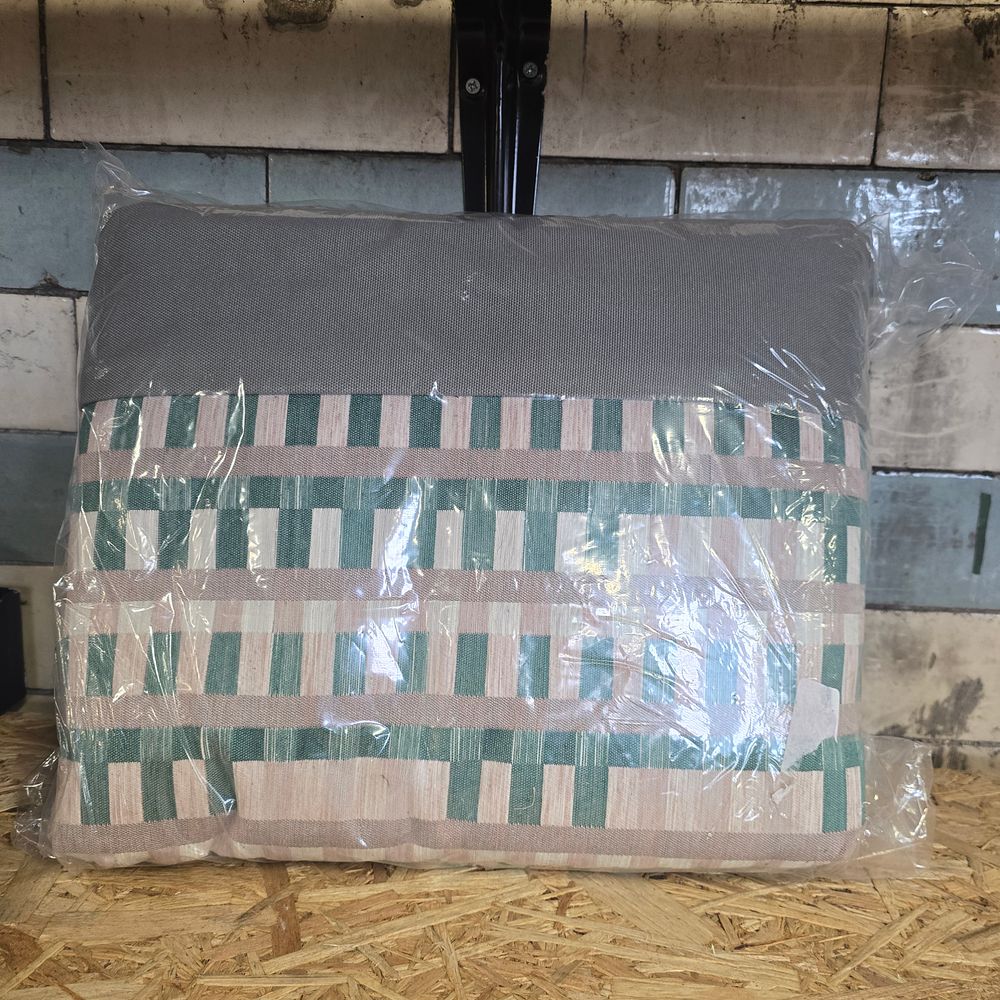 Lot 255: Bed runner - new