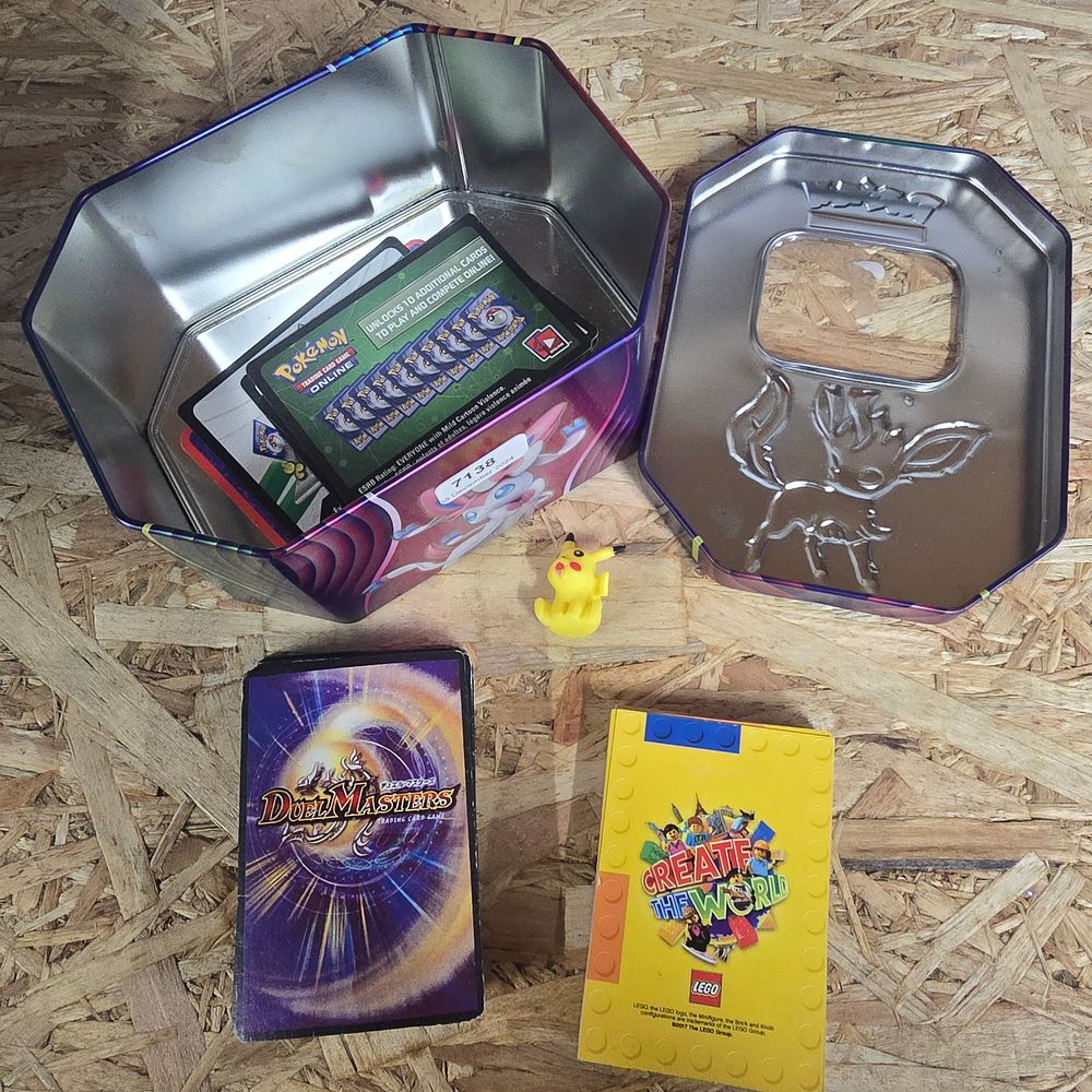 Lot 260: Collectors tin with various cards