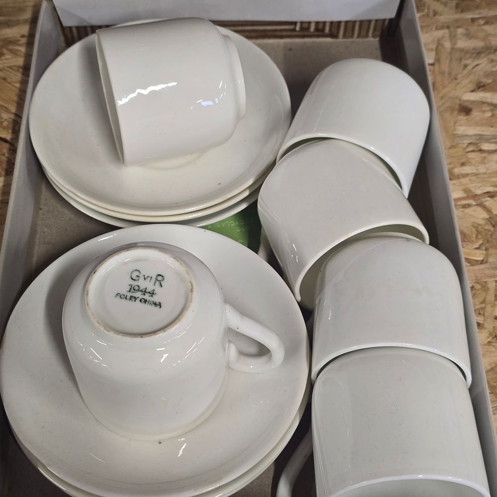 Lot 279: Gv1R 1944 foley china set