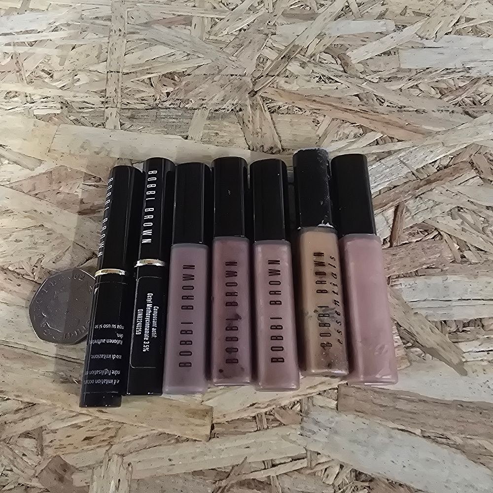 Lot 305: A bundle of Bobbie brown lipsticks and gloss