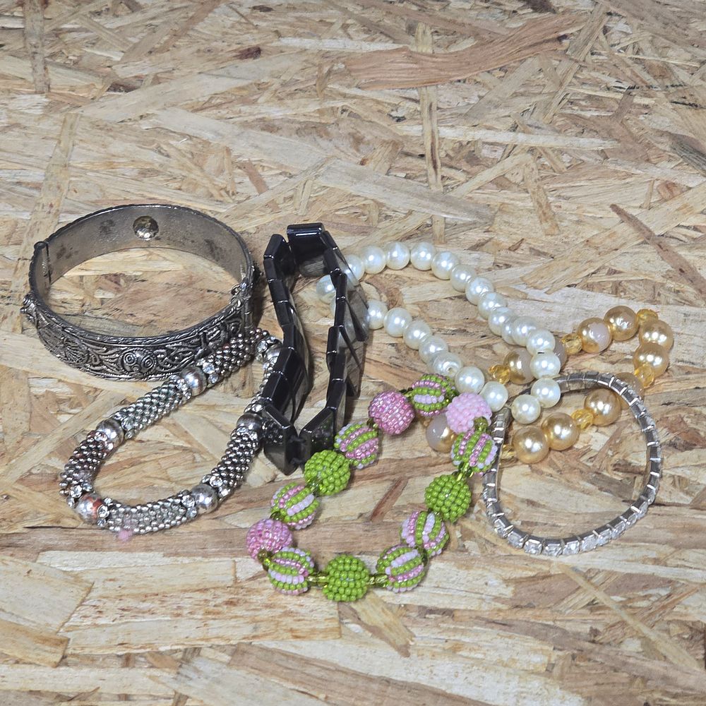 Lot 311: A bundle of costume jewellery bracelets
