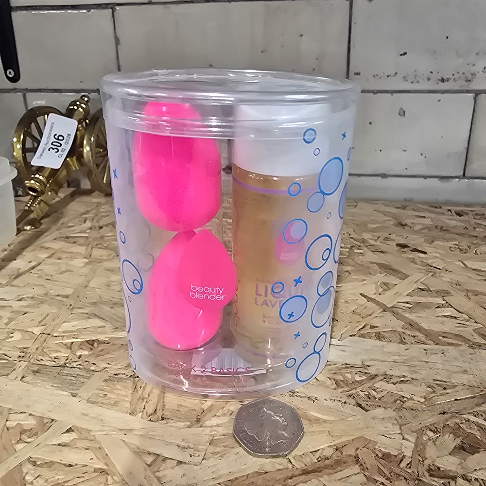 Lot 313: Brand new beauty blender and cleaner set