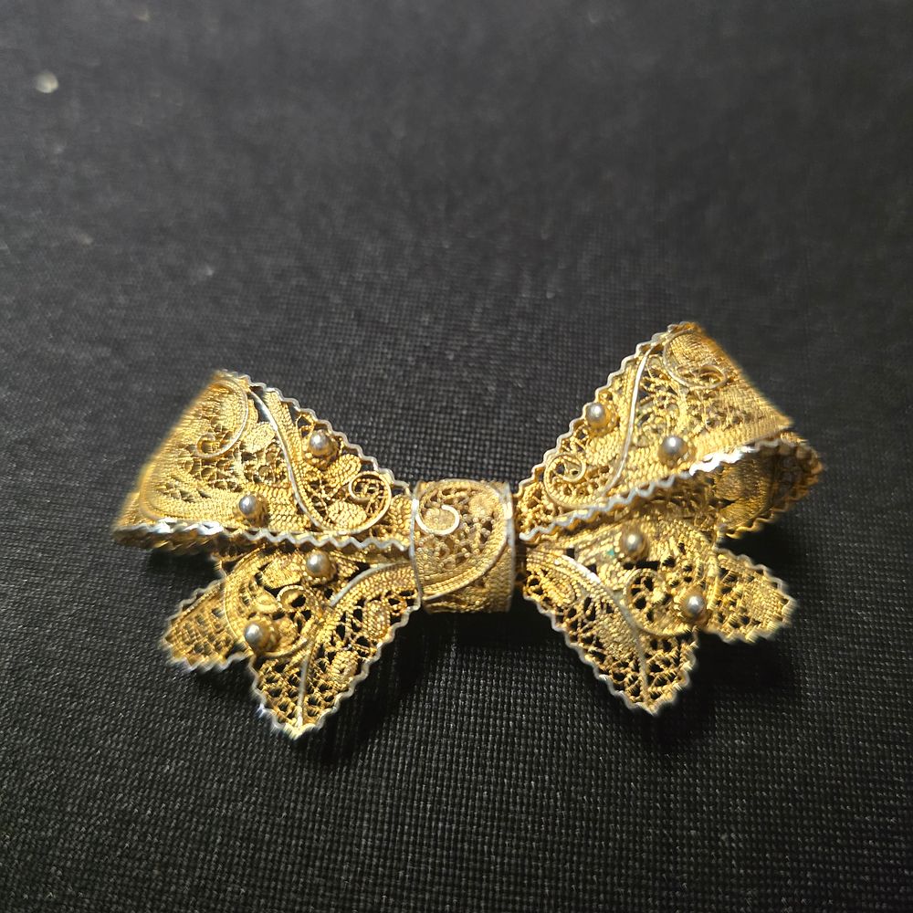 Lot 320: Filigree brooch