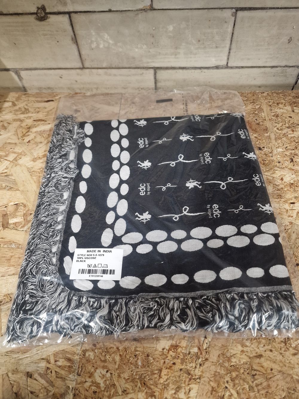 Lot 326: Brand new scarf