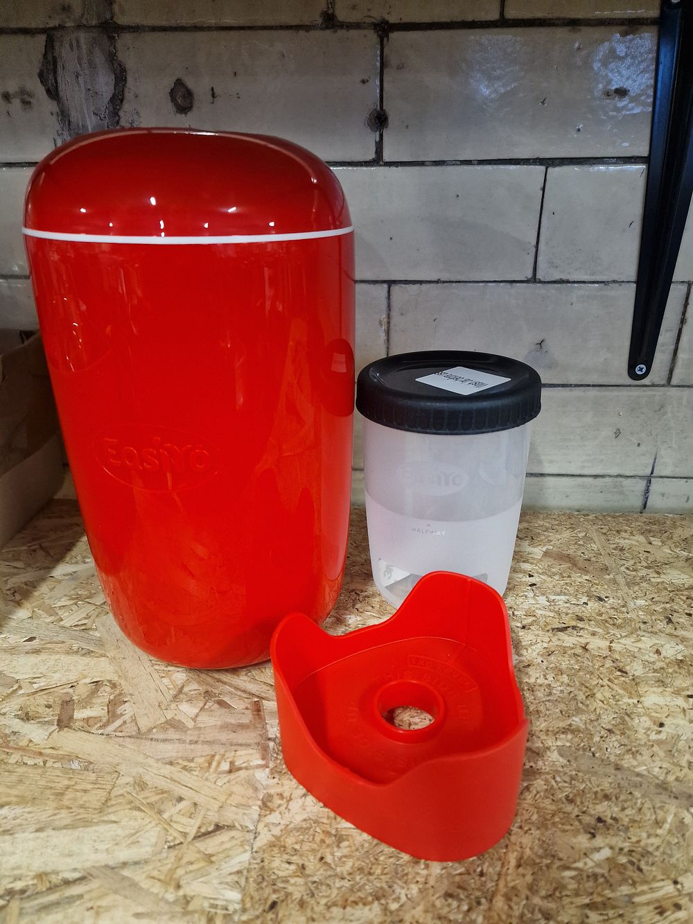 Lot 327: Easiyo yogurt maker. Mew