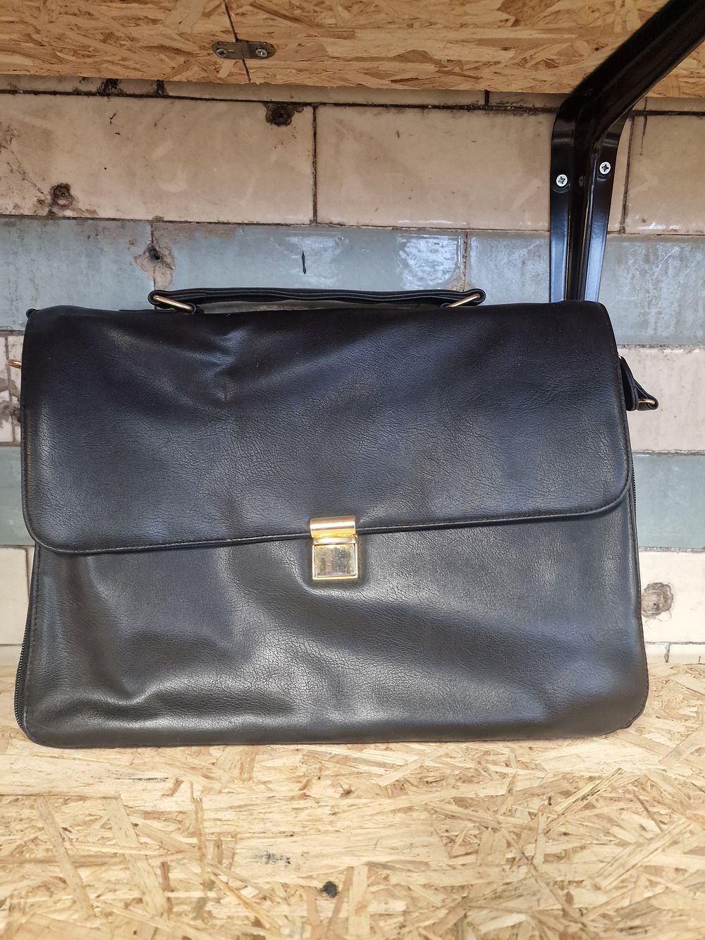 Lot 338: Black laptop bag / case