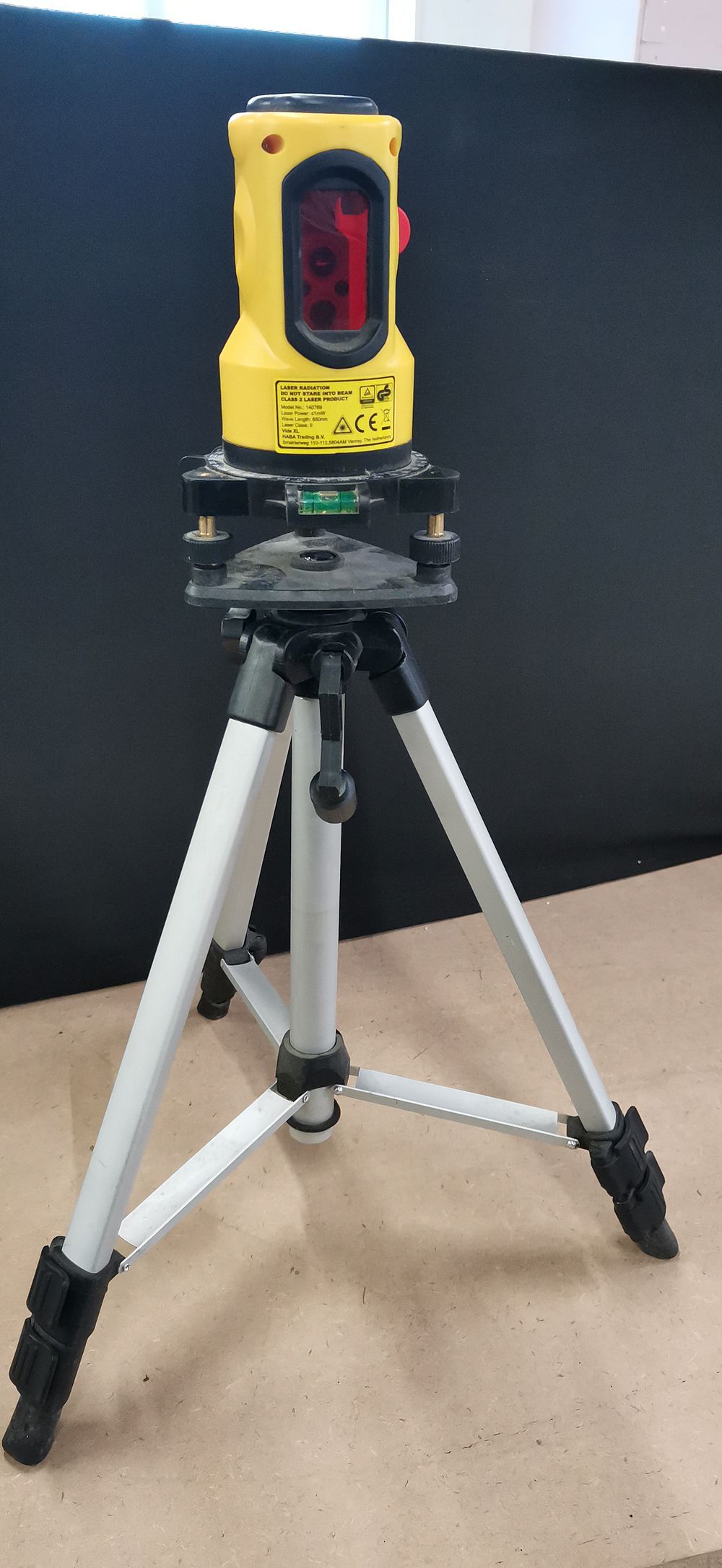 Lot 188: Vida XL Model 140769 Laser Level Kit with Tripod