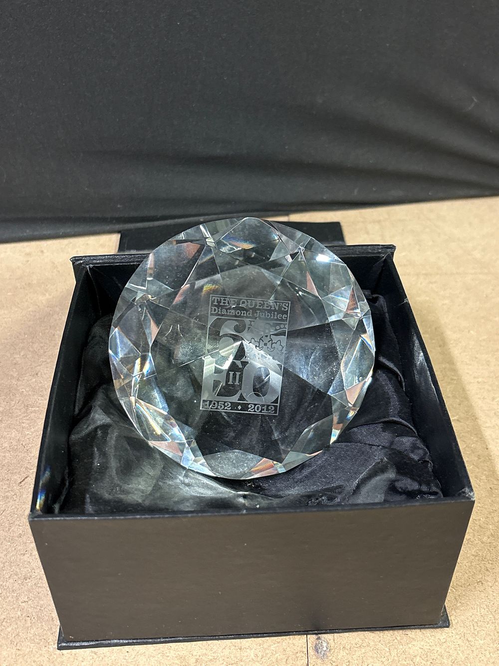 Lot 273: Large Diamond Jubilee Commemorative Crystal Diamond Paperweight