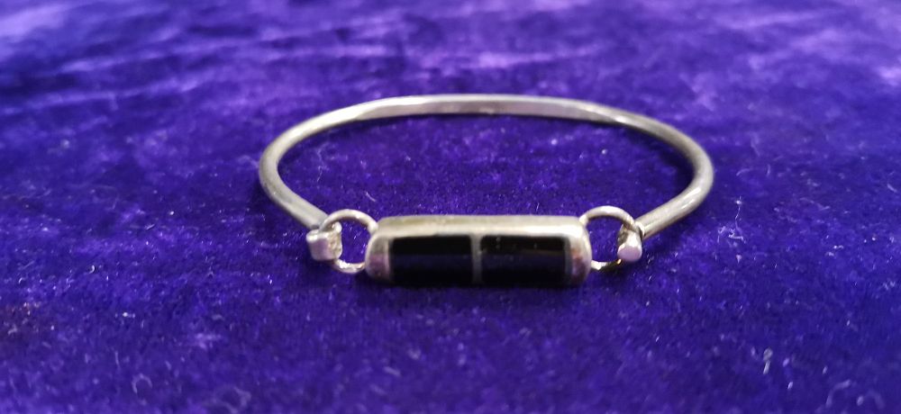 Lot 309: Vintage Taxco Mexico Silver and Black Onyx Bangle