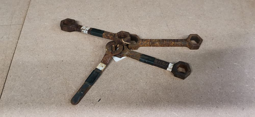 Lot 203: A Collection of Vintage Double-Ended Box Wrenches