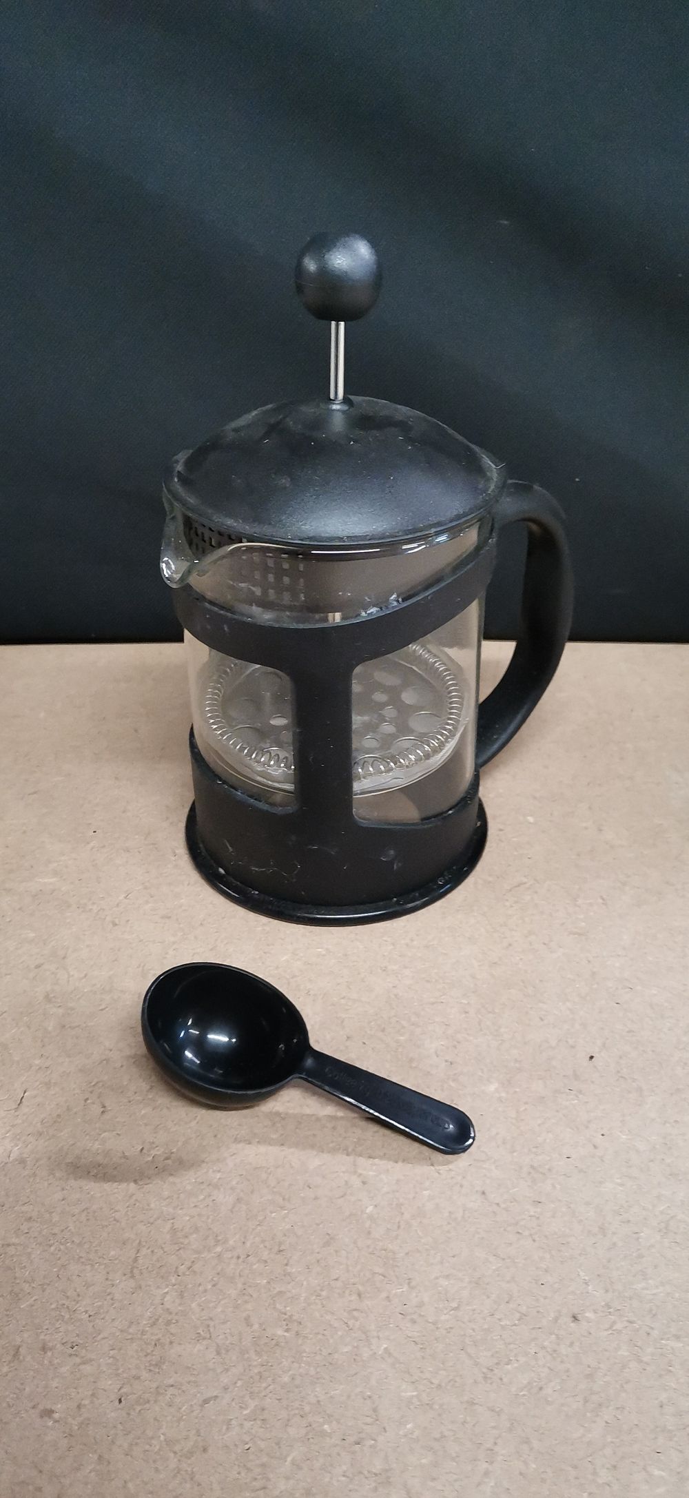 Lot 218: Two items comprising a glass French press and measuring scoop