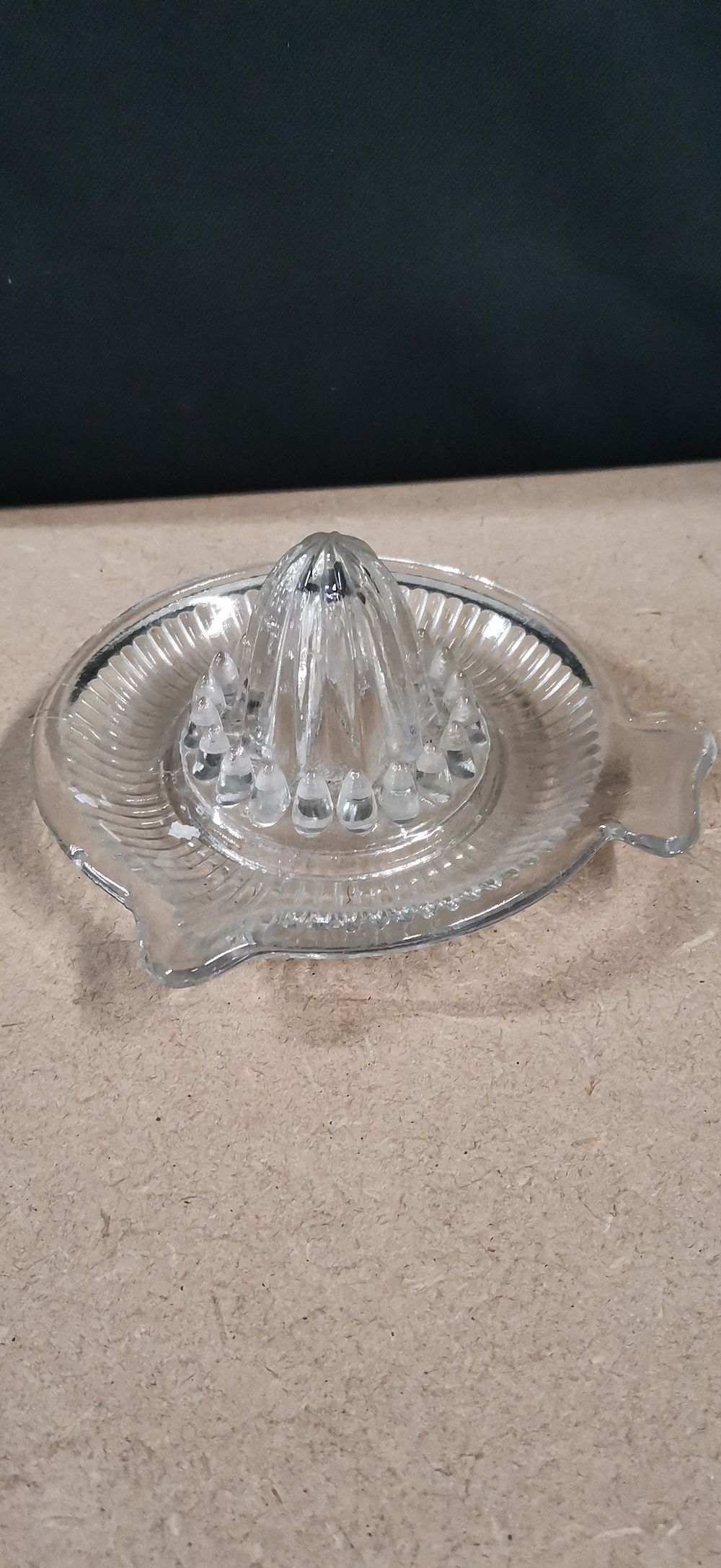 Lot 264: Vintage Clear Glass Citrus Juicer with Pouring Spout