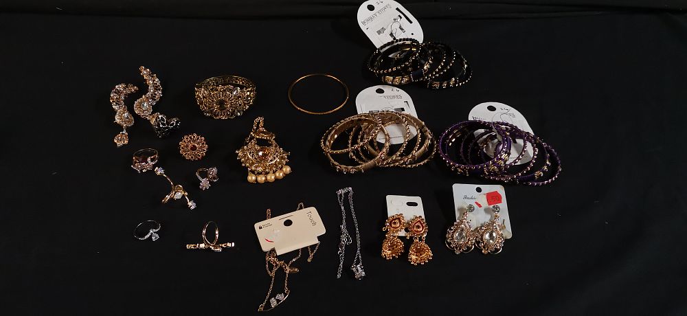 Lot 190: A Collection of Indian Style Costume Jewellery