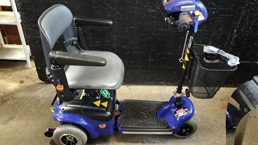 Lot 231: Shoprider Wispa Mobility Scooter with Battery Charger, Good Batteries with Charger.