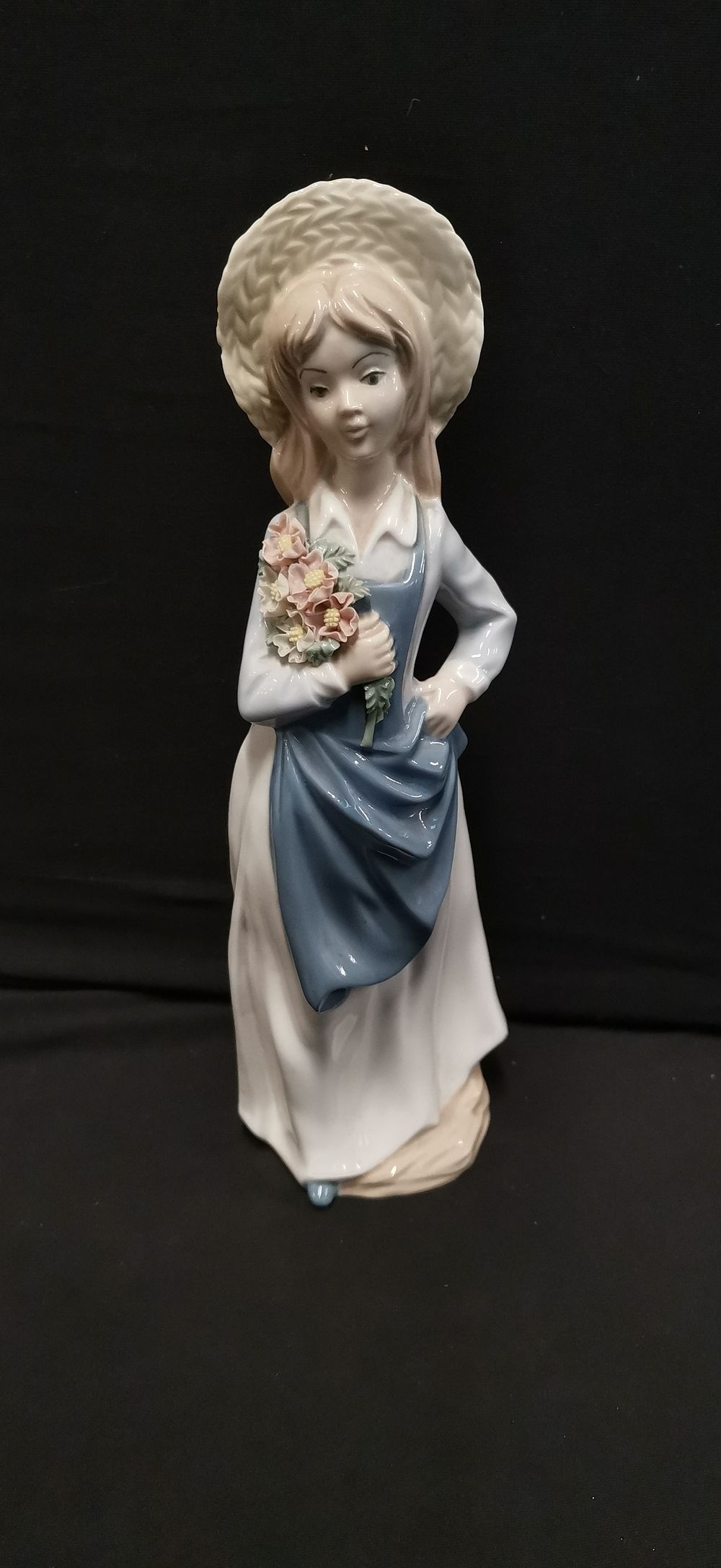 Lot 371: Mestiza Valencia Porcelain Figurine of a Girl with Flowers