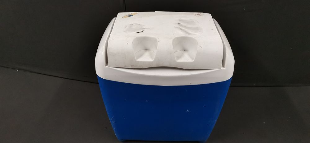 Lot 390: Adventuridge Portable Electric Cool Box Model KB 2004.05