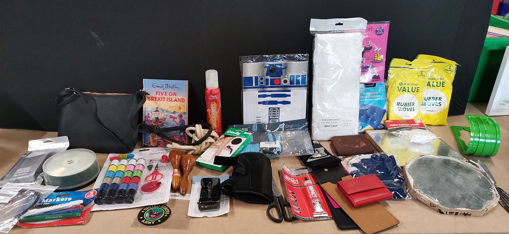 Lot 290: A Collection of Miscellaneous Household Items and Accessories