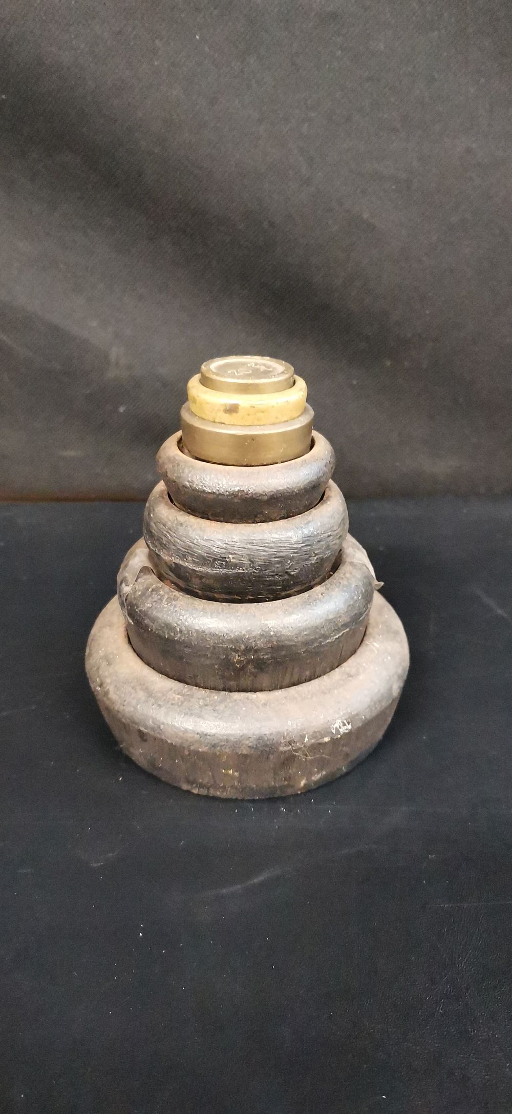 Lot 424: A Collection of Cast Iron and Brass Imperial Scale Weights