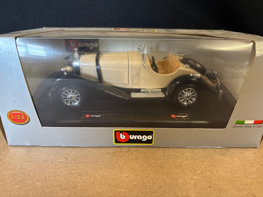 Lot 233: Bburago Mercedes-Benz SSK 1/24 Scale Model, Late 20th Century