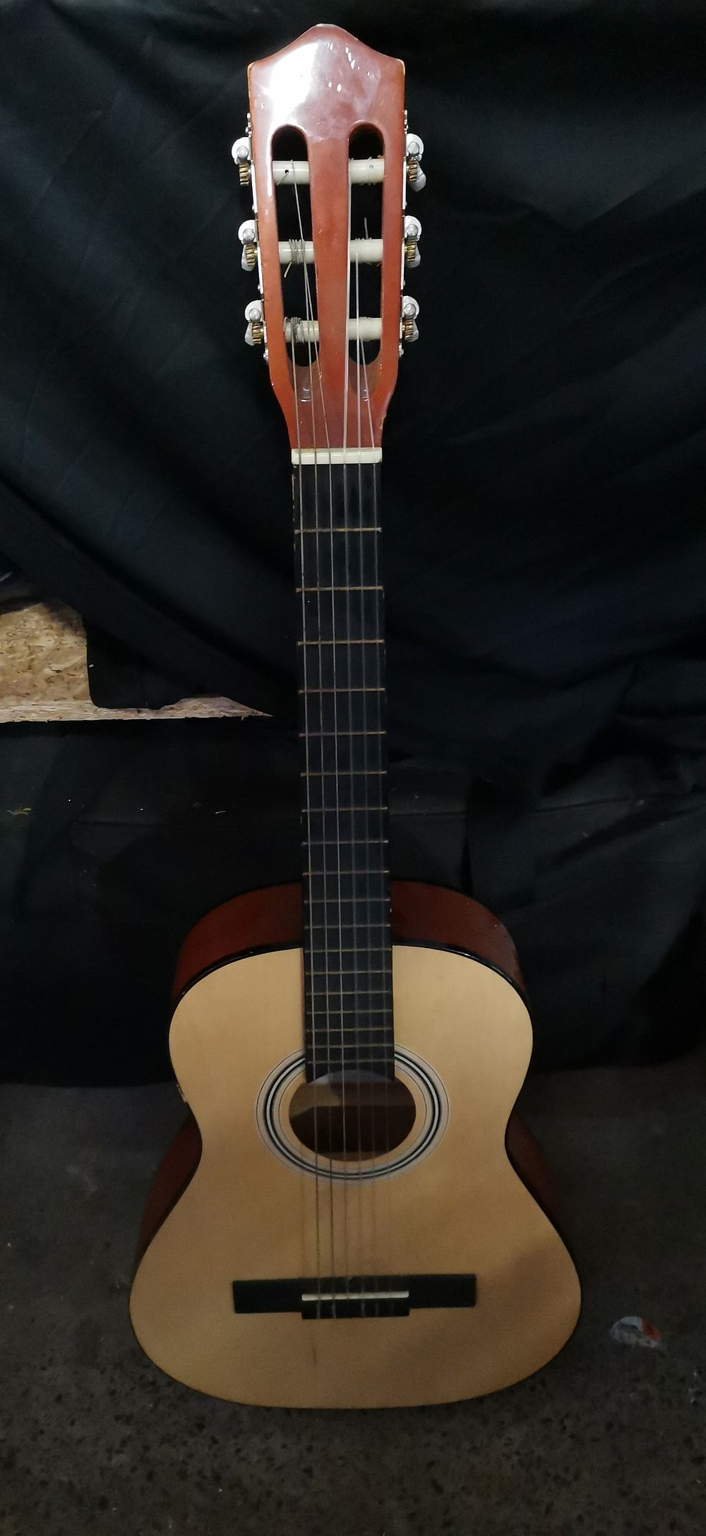 Lot 286: Blue Moon MG104N Classical Guitar with Natural Wood Top