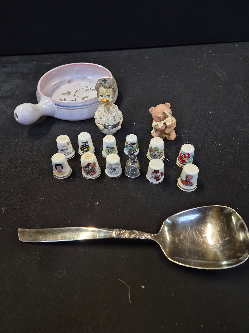 Lot 353: 12 Thimbles and other items