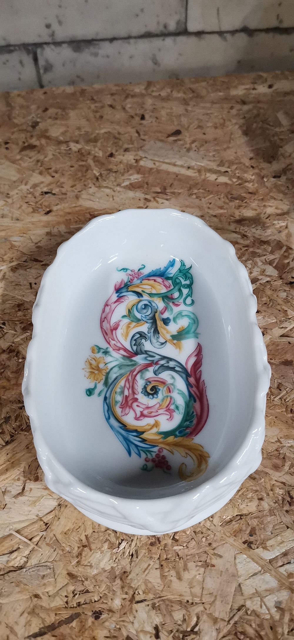 Lot 387: Elizabeth Arden Palais de Versailles Porcelain Soap Dish