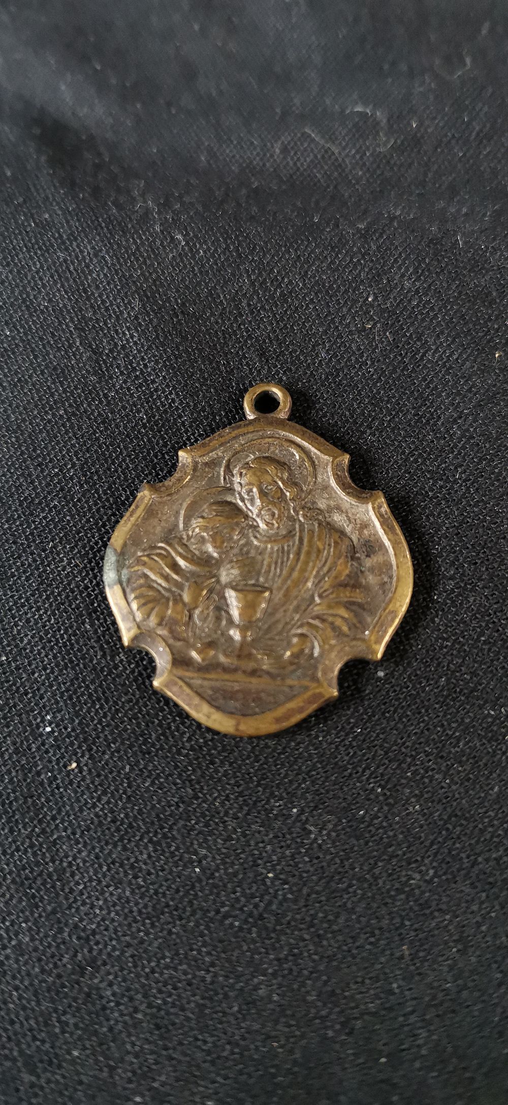 Lot 315: Commemorative Bronze Toned First Holy Communion Religious Medal